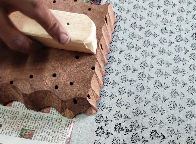 1色につき1版を用いてプリントし、それを重ねることで柄を完成させていきます。