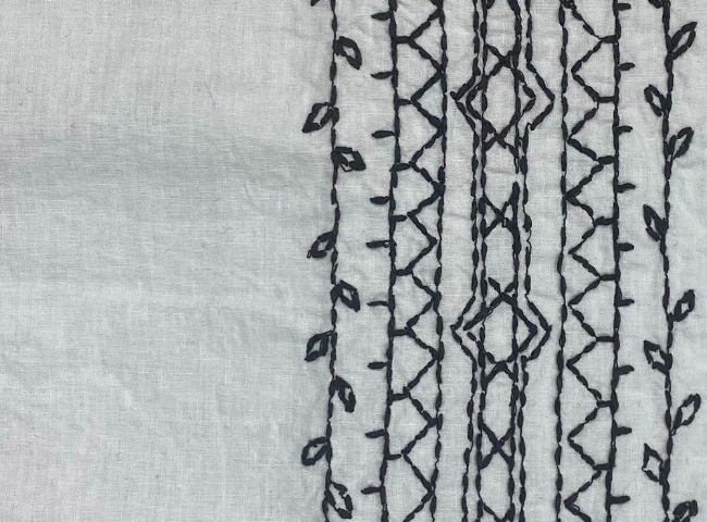刺繍が入っている服は、一針一針丁寧にインドの職人による手作業で刺繍をいれてくれています。